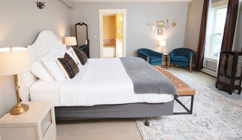 Deluxe Room, 1 King Bed, Jetted Tub, Garden View