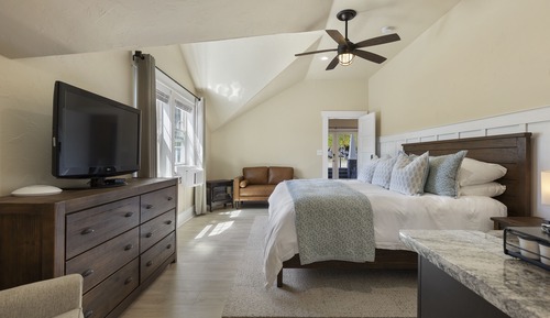 Comfort Room, 1 King Bed, City View