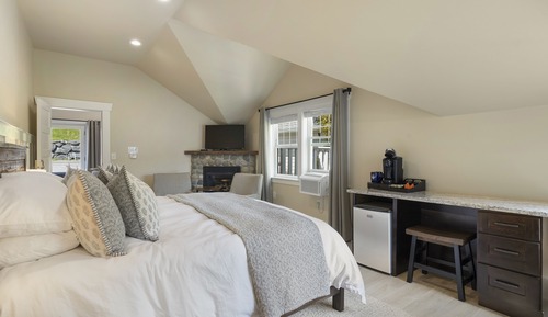 Comfort Room, 1 King Bed, Partial Ocean View