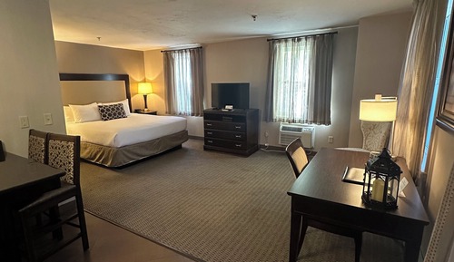 Standard Single Room, 1 King Bed, Roll-in Shower, Kitchenette