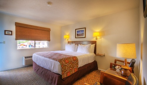 1 King Bed, Pets Not Allowed (Upstairs)