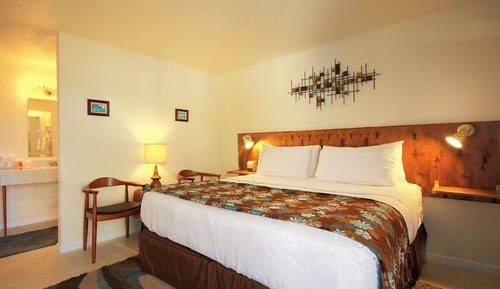 Standard Room, 1 King Bed Pet Friendly (Ground Level)