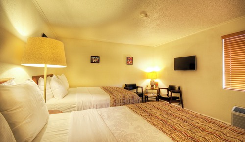 Standard Room, 2 Queen Beds, Non Smoking Pet Friendly (Ground Level)
