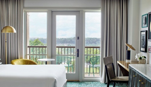 Room, 2 Queen Beds, Pool View (Balcony)