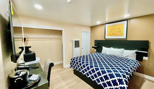 Basic Single Room, 1 King Bed, Refrigerator & Microwave