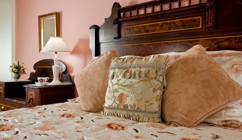 Basic Room, 1 Queen Bed, Private Bathroom (Cozy Hideaway)