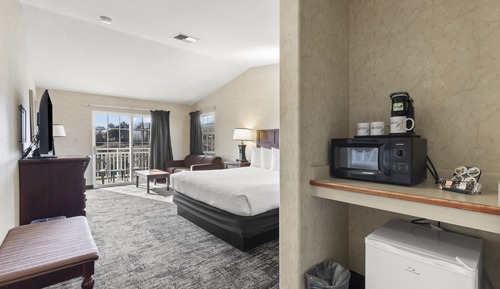 Premium King with Balcony Estuary View