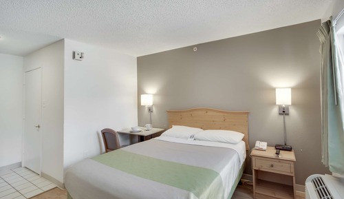 1 Queen Bed | Micfridge, Smoking