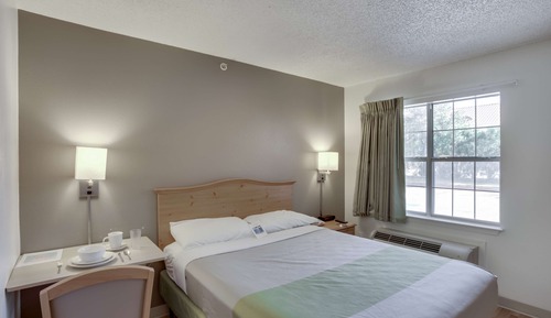 1 Queen Bed | ADA/Tub, Non-Smoking
