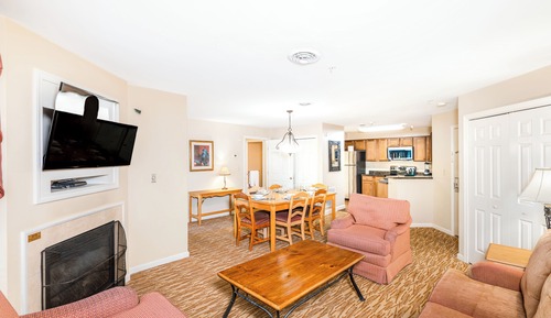 Deluxe King One Bedroom Suite, Nature View
