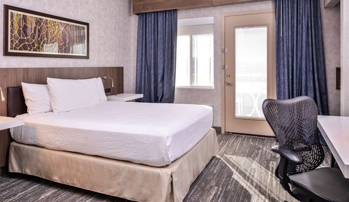 Suite, 1 Queen Bed, Accessible, Bathtub (Mobility & Hearing)