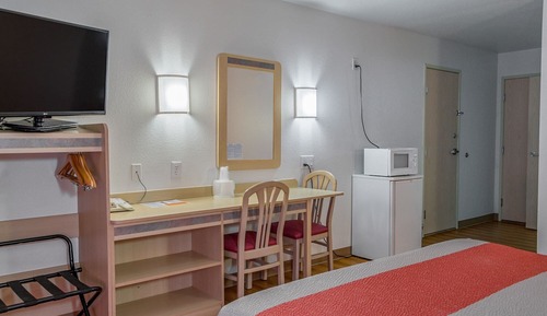 Deluxe Room, 1 Queen Bed, Non Smoking, Refrigerator & Microwave