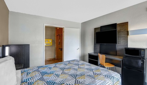 1 Queen Bed | ADA/RI Shower/Non-Smoking