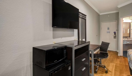 Standard Room, 1 King Bed, Accessible, Smoking