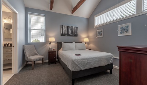 Treadwell Annex #7 - 1 Queen bed