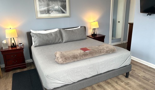 Treadwell Annex #5 - 1 King bed