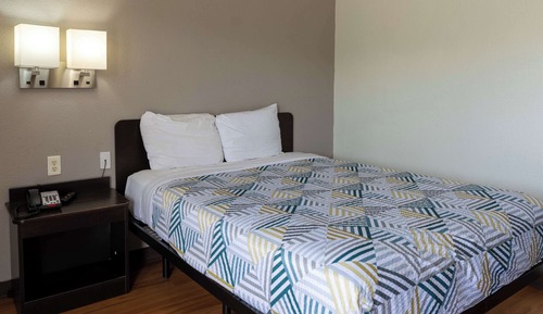 Standard Room, 1 Queen Bed, Roll-in Shower, Non Smoking