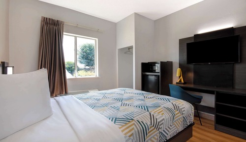 Standard Room, 1 Queen Bed, Non Smoking