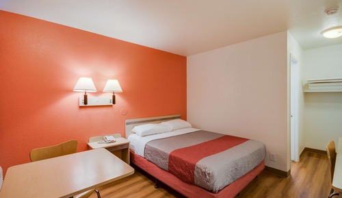 Deluxe Room, 1 Queen Bed, Non Smoking, Refrigerator & Microwave