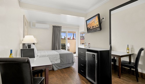 Room, 1 Queen Bed, Patio (Pet Friendly, Private Patio)
