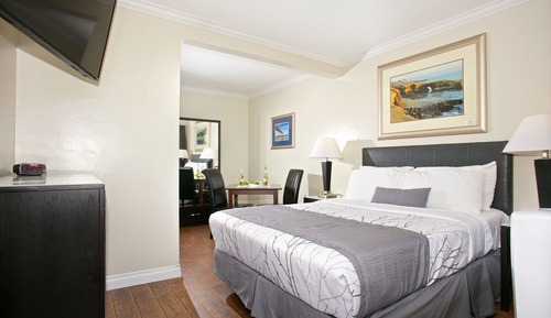 Standard Room, 1 Queen Bed, Balcony, Ocean View (Not Pet Friendly)