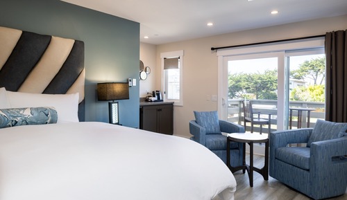 Standard Room, 1 King Bed, Partial Ocean View (Moss Beach)