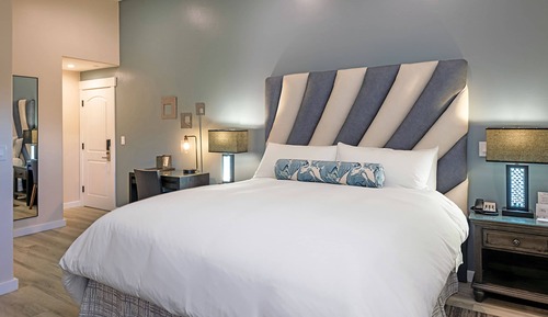 Standard Room, 1 King Bed, Partial Ocean View (Naples Beach)