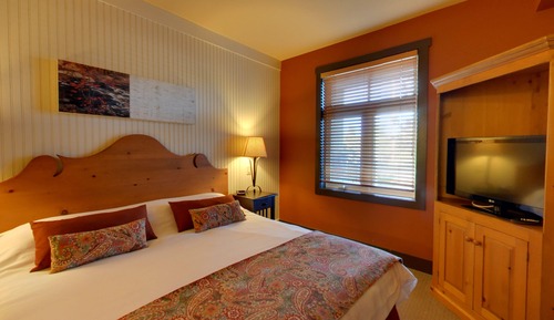 2 BEDROOM 1 KING 2 TWN SUITE UPPER FLR