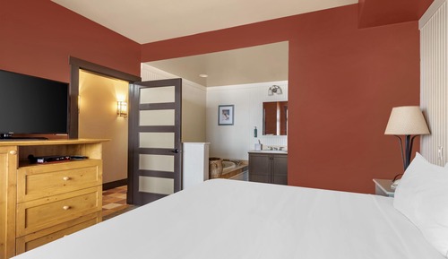 1 BEDROOM 1 KING CORNER SUITE