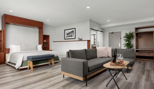 Suite, 1 King Bed, Patio (Patio)