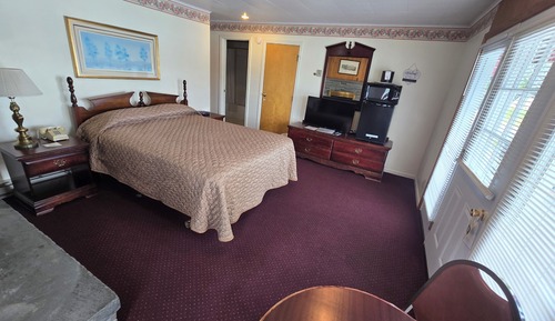 Queen bed, lake view (QVEW)