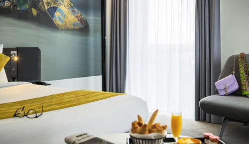 Suite, 1 Queen Bed with Sofa bed