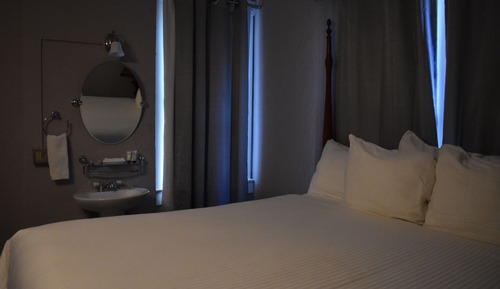 Suite 204, 1 King Bed, Non Smoking