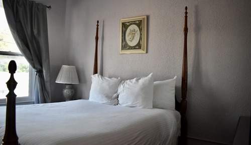 Room 205, Queen Bed, Non Smoking