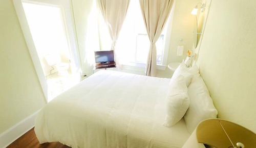 Room 203, Queen Bed, Non Smoking