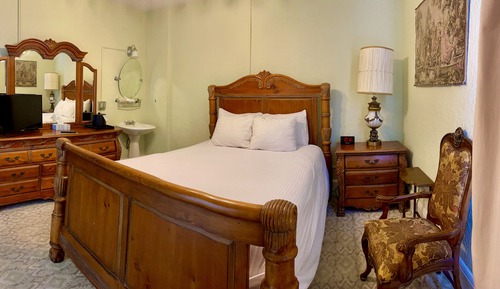 Room 201, Queen Bed, Non Smoking