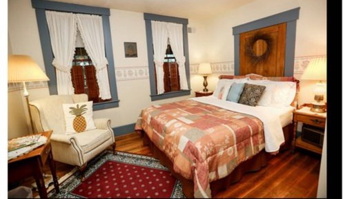 Room, Private Bathroom (Pineapple Queen Room)