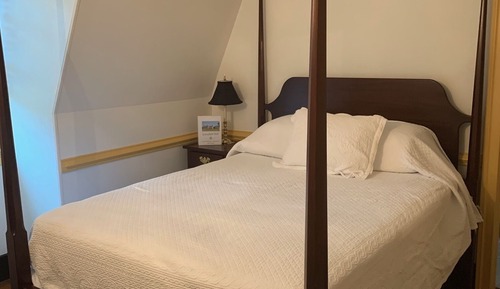 Room, 1 Queen Bed, Private Bathroom (Peach Room)