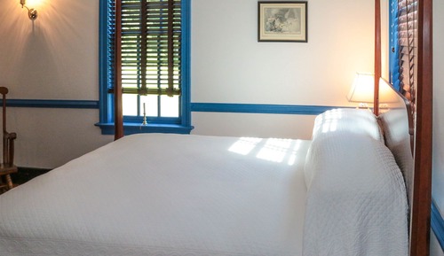 Room, 1 Queen Bed, Private Bathroom (Blue Room)