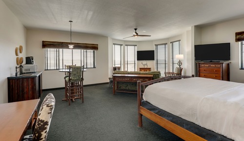 Junior Theme Suite with Whirlpool