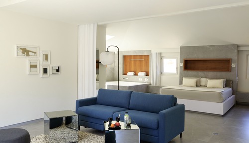 Prestige Suit, Port view