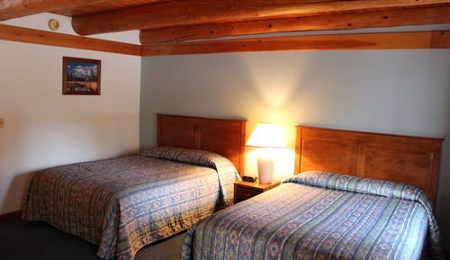 Log Room 2 Queens (Deluxe) Pet Friendly