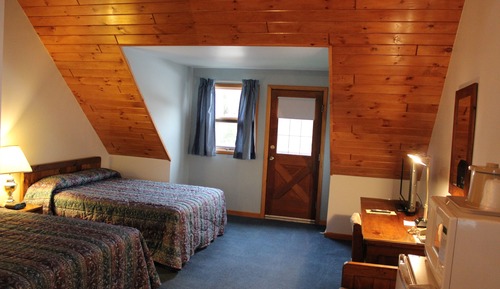 Log Room 2 Queens (Deluxe w/Balcony)