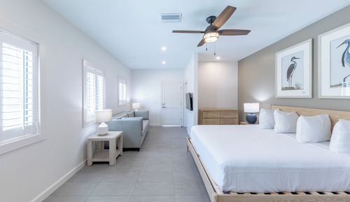 Deluxe Studio, 1 King Bed, Kitchenette