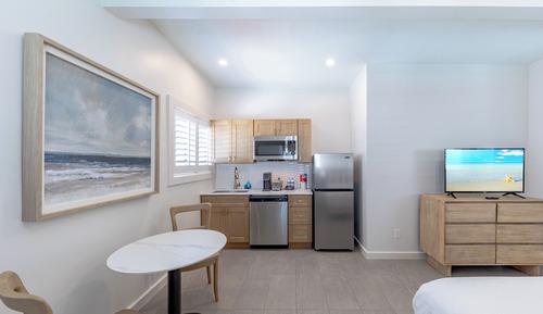 Deluxe Studio, 1 King Bed, Kitchenette
