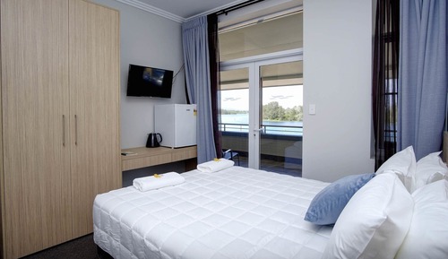 Deluxe Double Room, 1 Queen Bed, Ensuite, Lake View