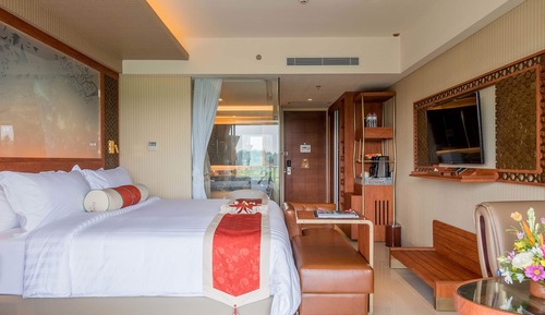 Deluxe Premium King Pool Access with Outdoor Soaking Tub