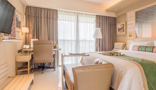 Deluxe Room, 1 King Bed, Pool Access