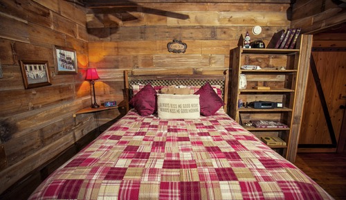 Classic Cabin, 1 Queen Bed, Jetted Tub (Sully's Place)