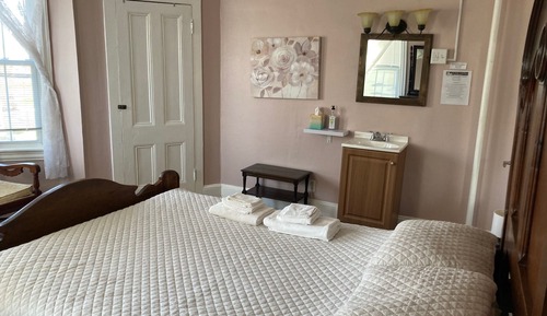 Double Room, Shared Bathroom (Room 8)